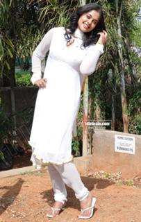 Bindhu Madhavi feet photo 18