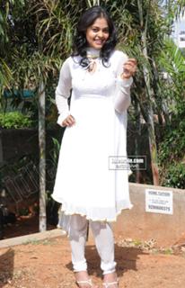 Bindhu Madhavi feet photo 17