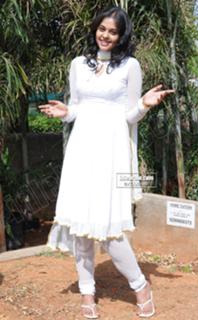 Bindhu Madhavi feet photo 15