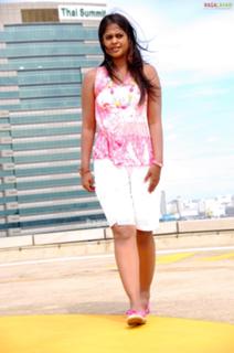 Bindhu Madhavi feet photo 8