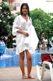 Bindhu Madhavi feet photo 16