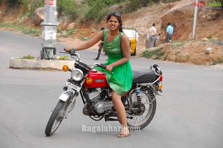 Bindhu Madhavi feet photo 12
