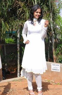 Bindhu Madhavi feet photo 10