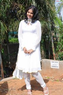 Bindhu Madhavi feet photo 9