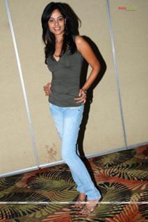 Bindhu Madhavi feet photo 5
