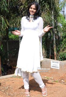 Bindhu Madhavi feet photo 6