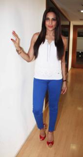Bipasha Basu feet photo thumbnail