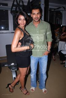 Bipasha Basu feet photo thumbnail