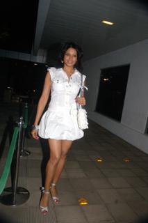 Bipasha Basu feet photo thumbnail