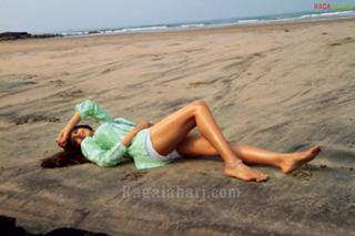 Bipasha Basu feet photo thumbnail