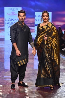 Bipasha Basu feet photo thumbnail