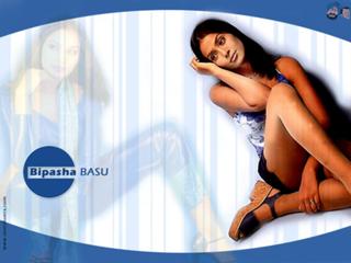 Bipasha Basu feet photo thumbnail