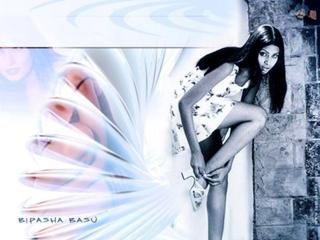 Bipasha Basu feet photo thumbnail