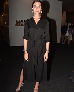 Birce Akalay feet photo thumbnail