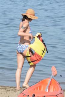 Birce Akalay feet photo thumbnail