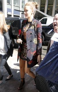 Blake Lively feet photo thumbnail