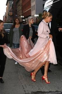 Blake Lively feet photo thumbnail