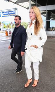 Blake Lively feet photo thumbnail