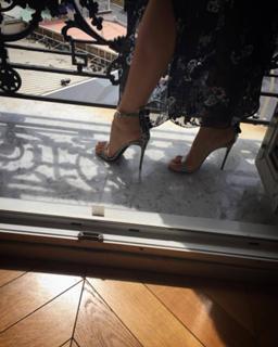 Blake Lively feet photo thumbnail