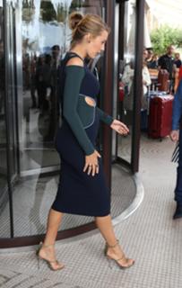 Blake Lively feet photo thumbnail