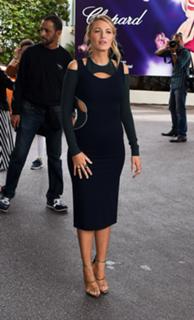 Blake Lively feet photo thumbnail