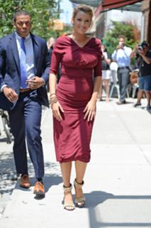 Blake Lively feet photo thumbnail