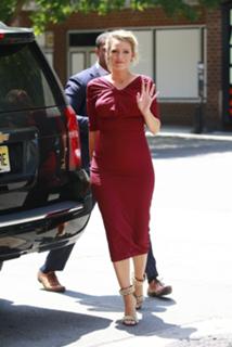 Blake Lively feet photo thumbnail