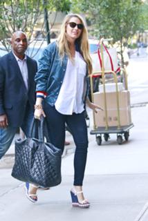 Blake Lively feet photo thumbnail