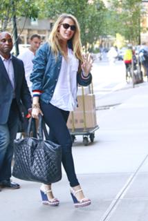 Blake Lively feet photo thumbnail