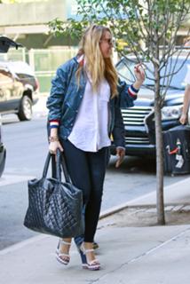 Blake Lively feet photo thumbnail