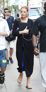 Blake Lively feet photo thumbnail