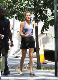 Blake Lively feet photo thumbnail