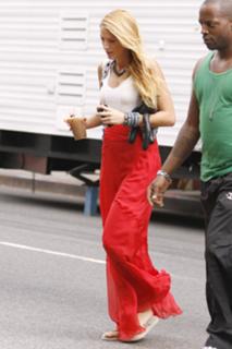 Blake Lively feet photo thumbnail