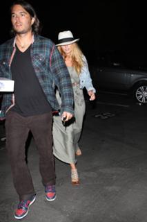 Blake Lively feet photo thumbnail