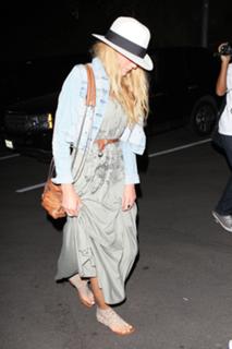 Blake Lively feet photo thumbnail