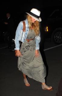 Blake Lively feet photo thumbnail