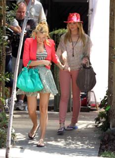 Blake Lively feet photo thumbnail