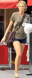 Blake Lively feet photo thumbnail