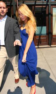 Blake Lively feet photo thumbnail