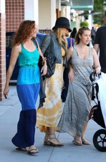 Blake Lively feet photo thumbnail