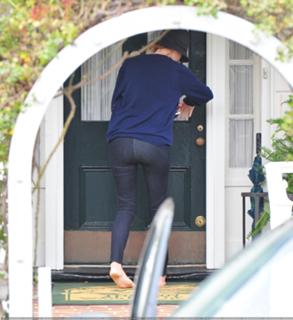 Blake Lively feet photo thumbnail