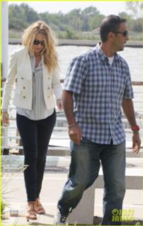 Blake Lively feet photo thumbnail