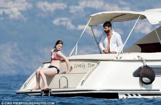 Bonnie Wright feet photo thumbnail