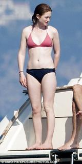 Bonnie Wright feet photo thumbnail