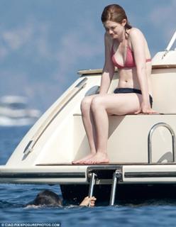 Bonnie Wright feet photo thumbnail