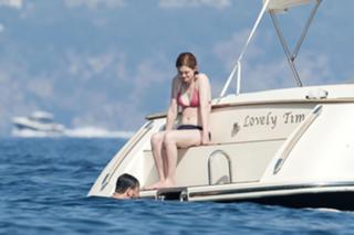 Bonnie Wright feet photo thumbnail