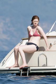 Bonnie Wright feet photo thumbnail