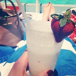Bonnie Wright feet photo thumbnail