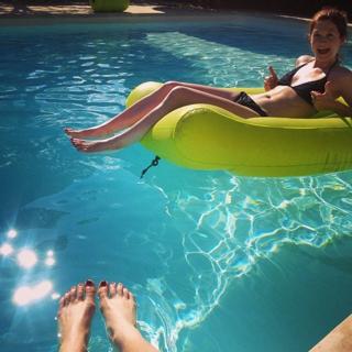 Bonnie Wright feet photo thumbnail