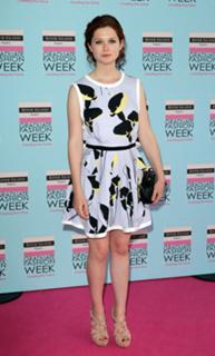 Bonnie Wright feet photo thumbnail